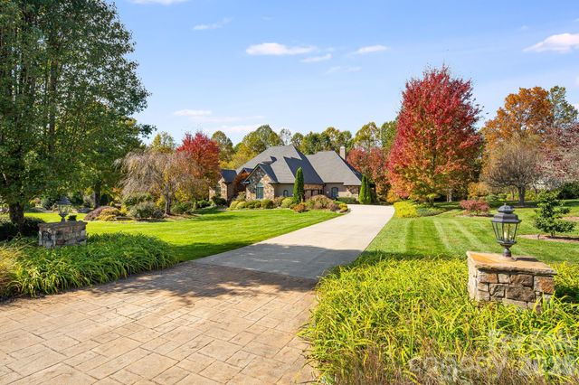 122 Founders Drive, Flat Rock, NC 28731
