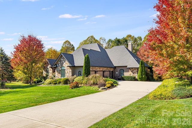 122 Founders Drive, Flat Rock, NC 28731