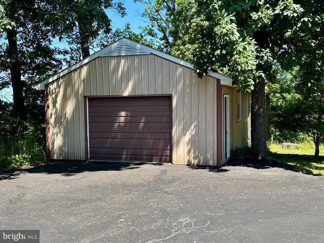 9100 YELLOW CHURCH RD, Seven Valleys, PA 17360