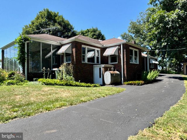 9100 YELLOW CHURCH RD, Seven Valleys, PA 17360