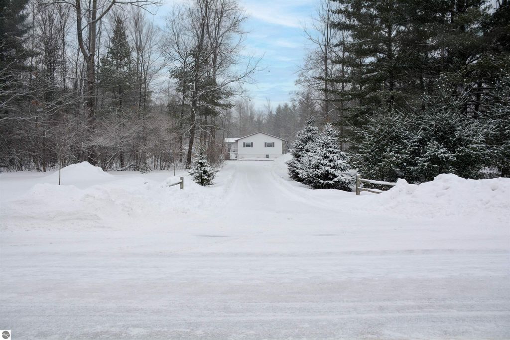 Image 10 of property listing at 6622 Walton Road, Kingsley, MI 49649