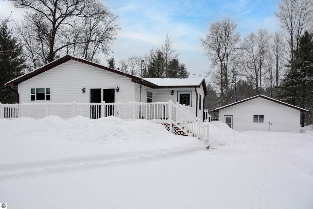 Image 2 of property listing at 6622 Walton Road, Kingsley, MI 49649