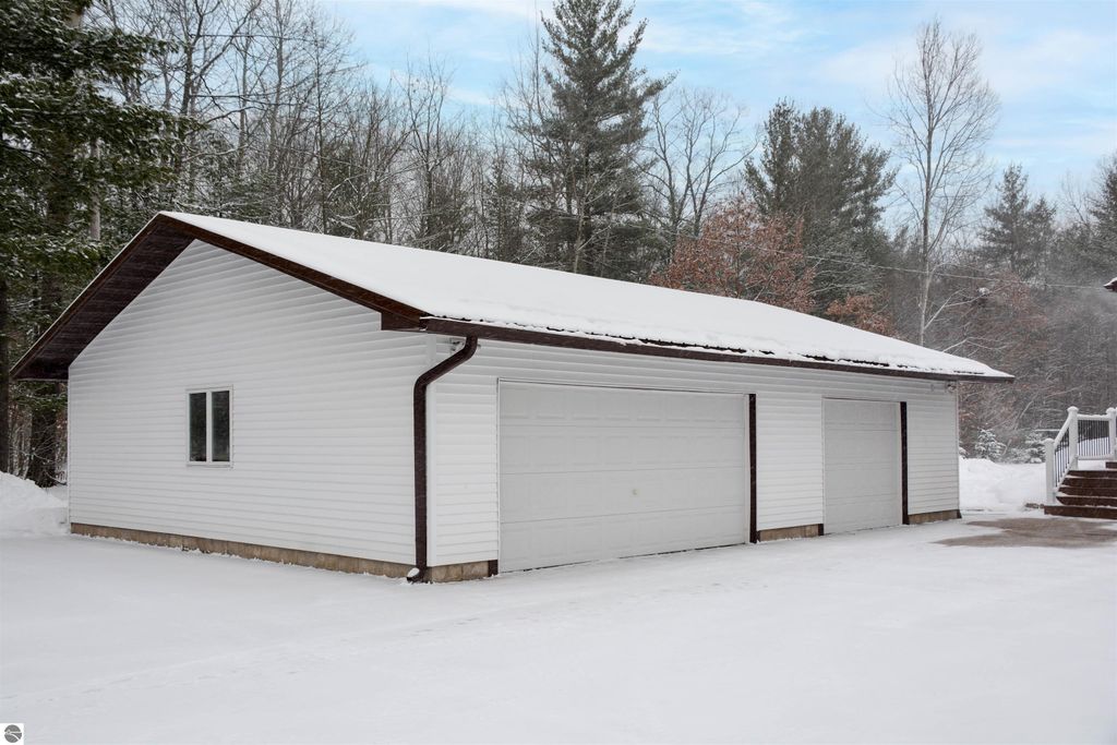 Image 7 of property listing at 6622 Walton Road, Kingsley, MI 49649