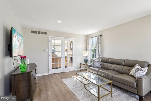 15 HILLTOP DR, Mount Laurel, NJ 08054