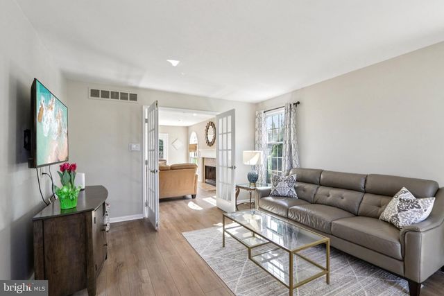 15 HILLTOP DR, Mount Laurel, NJ 08054