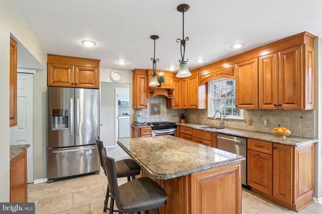 15 HILLTOP DR, Mount Laurel, NJ 08054