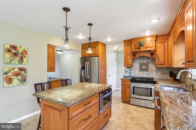 15 HILLTOP DR, Mount Laurel, NJ 08054