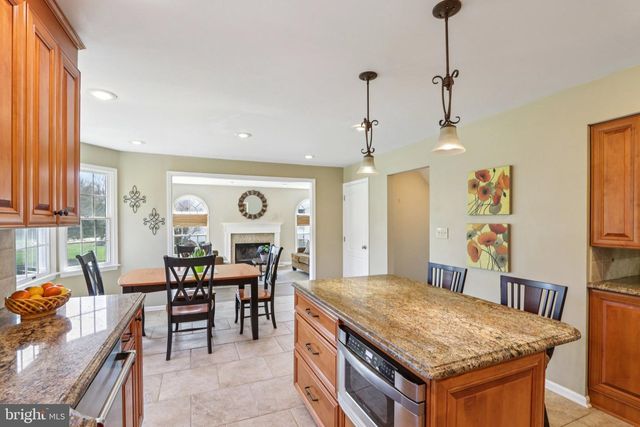 15 HILLTOP DR, Mount Laurel, NJ 08054