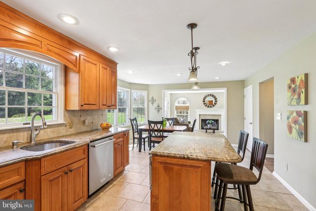 15 HILLTOP DR, Mount Laurel, NJ 08054