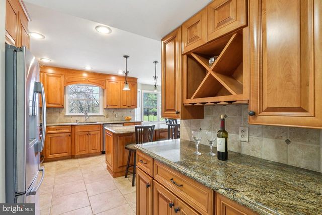 15 HILLTOP DR, Mount Laurel, NJ 08054