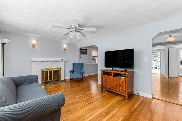 6 Snow Ln, Dedham, MA 02026