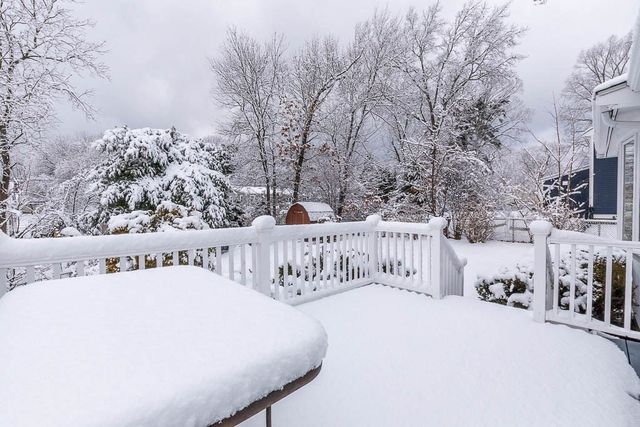 6 Snow Ln, Dedham, MA 02026