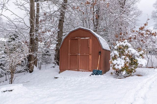 6 Snow Ln, Dedham, MA 02026