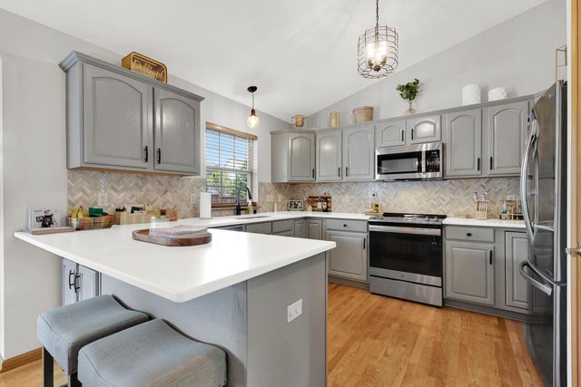 516 E Randy ROAD, Oak Creek, WI 53154