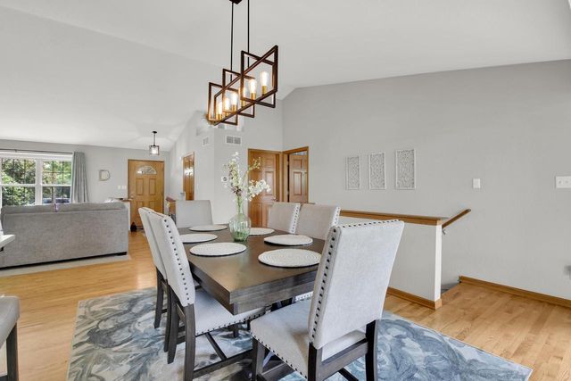 516 E Randy ROAD, Oak Creek, WI 53154