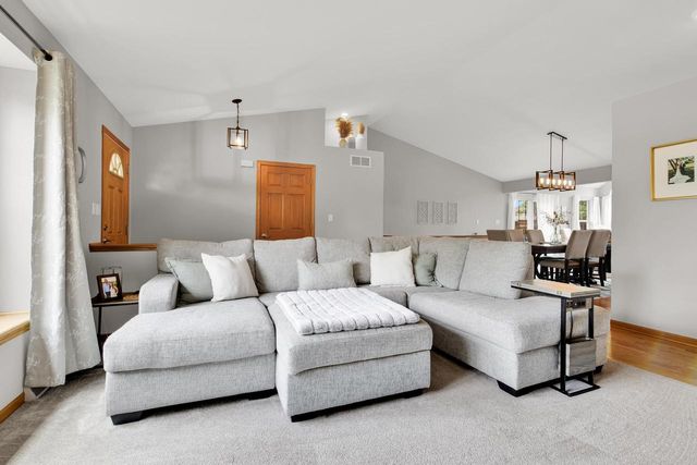 516 E Randy ROAD, Oak Creek, WI 53154