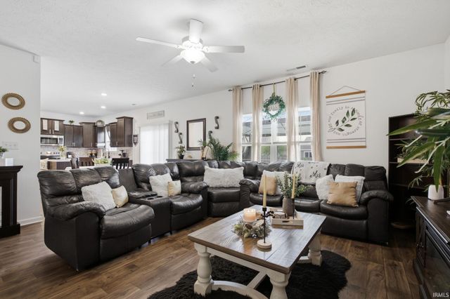 468 Tracewood Bend, Greenfield, IN 46140