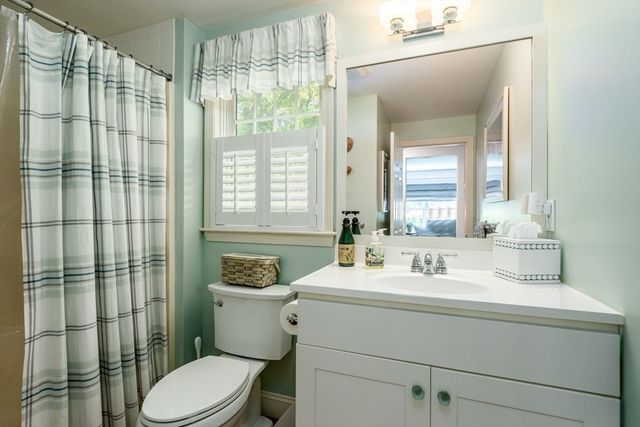 80 Holder Ln, Barnstable, MA 02668