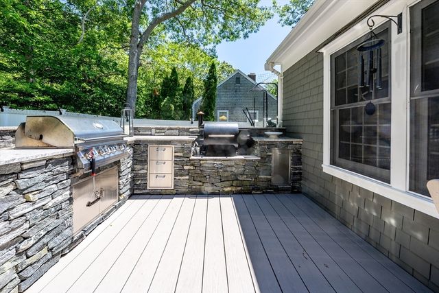 80 Holder Ln, Barnstable, MA 02668