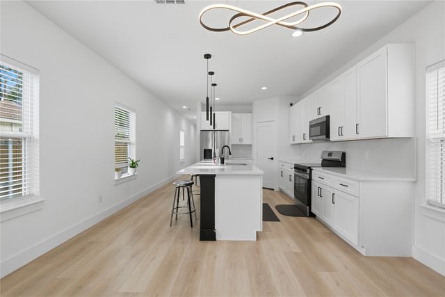 404 N Moore Street, Dallas, TX 75203