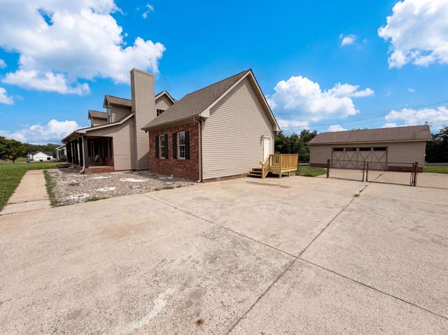 4523 Atkins Rd, Cedar Hill, TN 37032