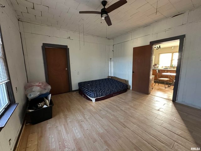 802 W 9TH Street, Johnston City, IL 62951