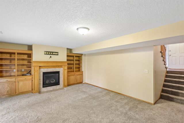 1579 Nine Iron Drive, West Des Moines, IA 50266
