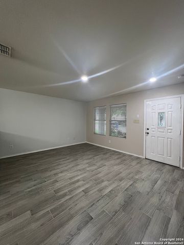 415 SHADBUSH ST, San Antonio, TX 78245