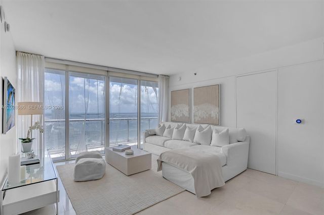 465 Brickell Ave 2703, Miami, FL 33131