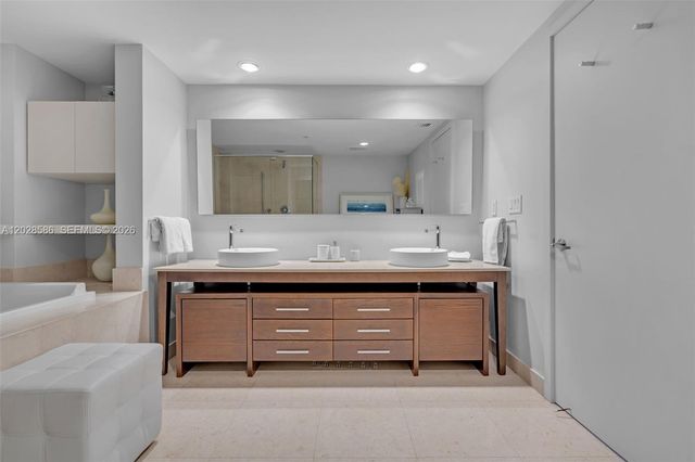 465 Brickell Ave 2703, Miami, FL 33131