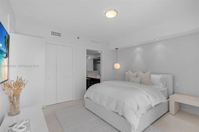 465 Brickell Ave 2703, Miami, FL 33131