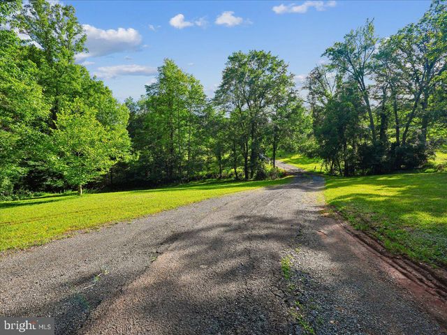 9935 HIGHLAND DR, Marshall, VA 20115