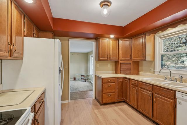 810 N E Street, Indianola, IA 50125