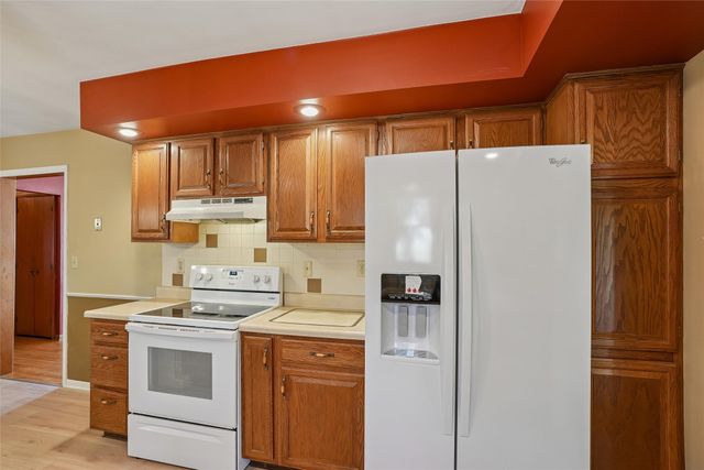 810 N E Street, Indianola, IA 50125