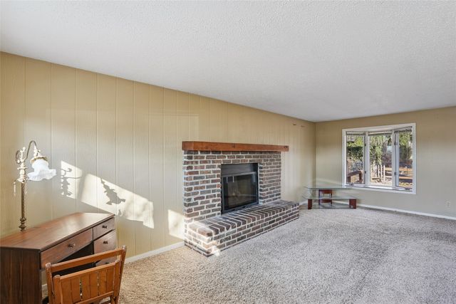 810 N E Street, Indianola, IA 50125