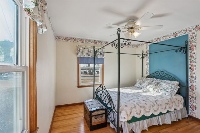 810 N E Street, Indianola, IA 50125