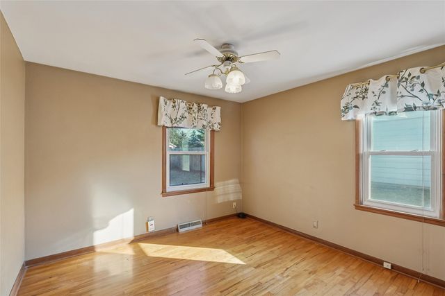 810 N E Street, Indianola, IA 50125