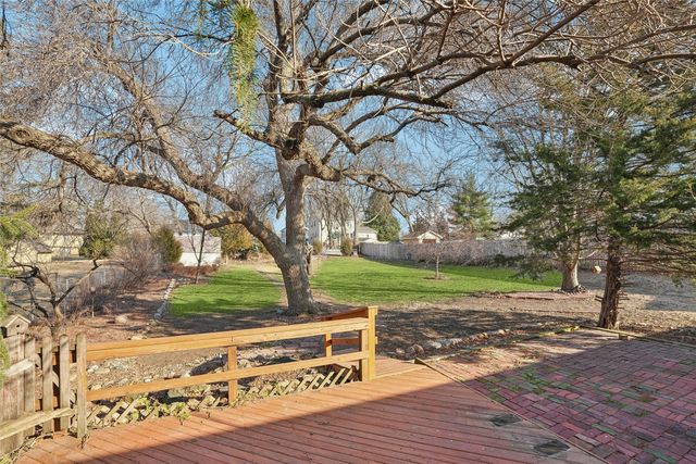 810 N E Street, Indianola, IA 50125