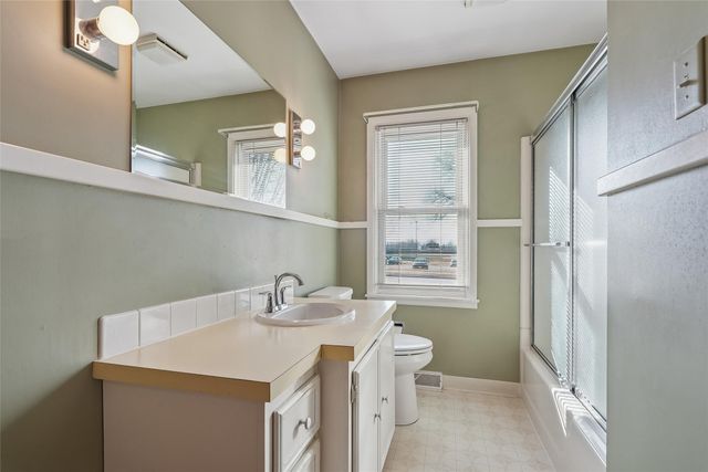 810 N E Street, Indianola, IA 50125