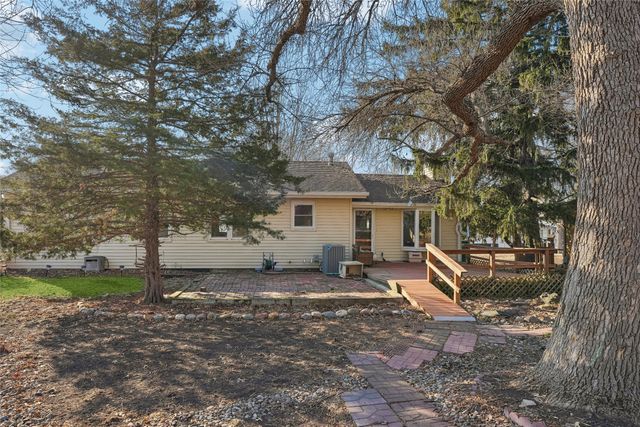 810 N E Street, Indianola, IA 50125