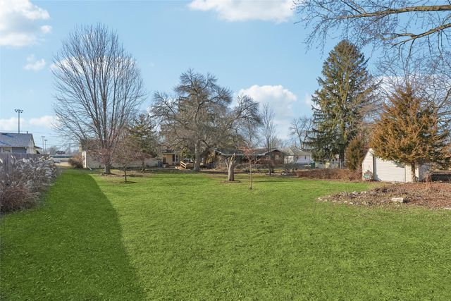 810 N E Street, Indianola, IA 50125