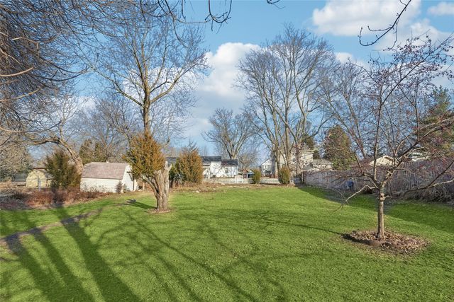 810 N E Street, Indianola, IA 50125