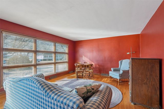 810 N E Street, Indianola, IA 50125