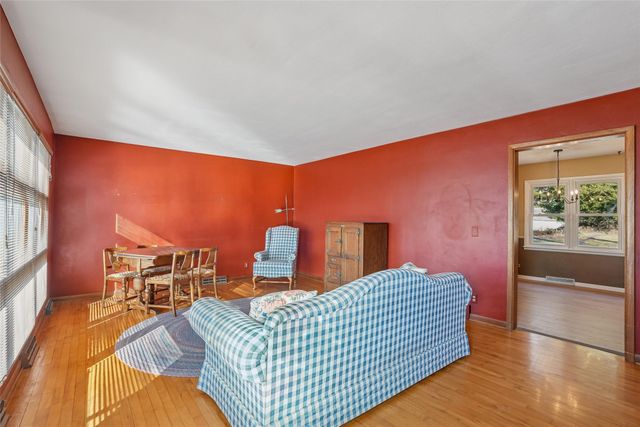 810 N E Street, Indianola, IA 50125