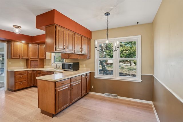 810 N E Street, Indianola, IA 50125