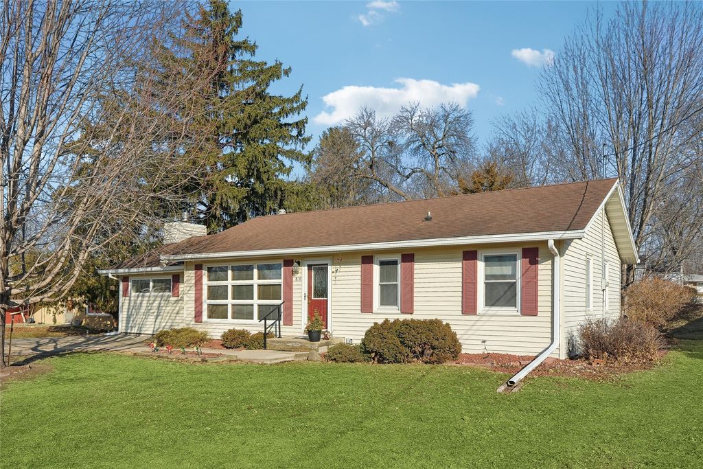 810 N E Street, Indianola, IA 50125