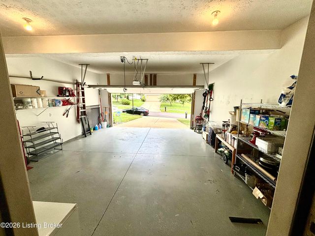 5127 Craigs Creek Dr, Louisville, KY 40241