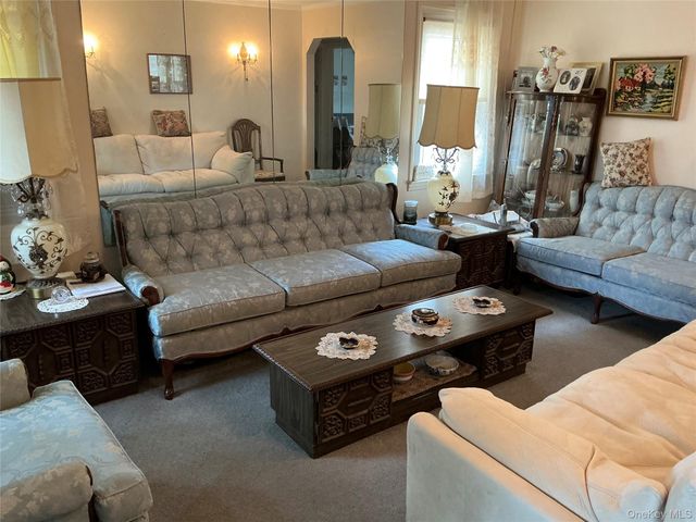 7904 268th Street, Glen Oaks, NY 11004