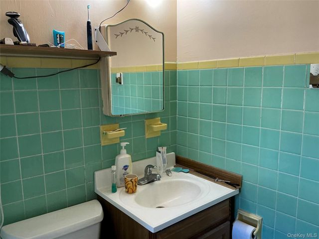 7904 268th Street, Glen Oaks, NY 11004