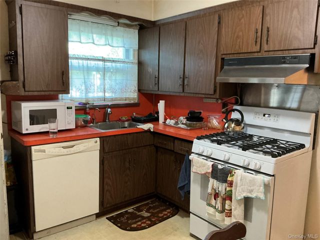 7904 268th Street, Glen Oaks, NY 11004